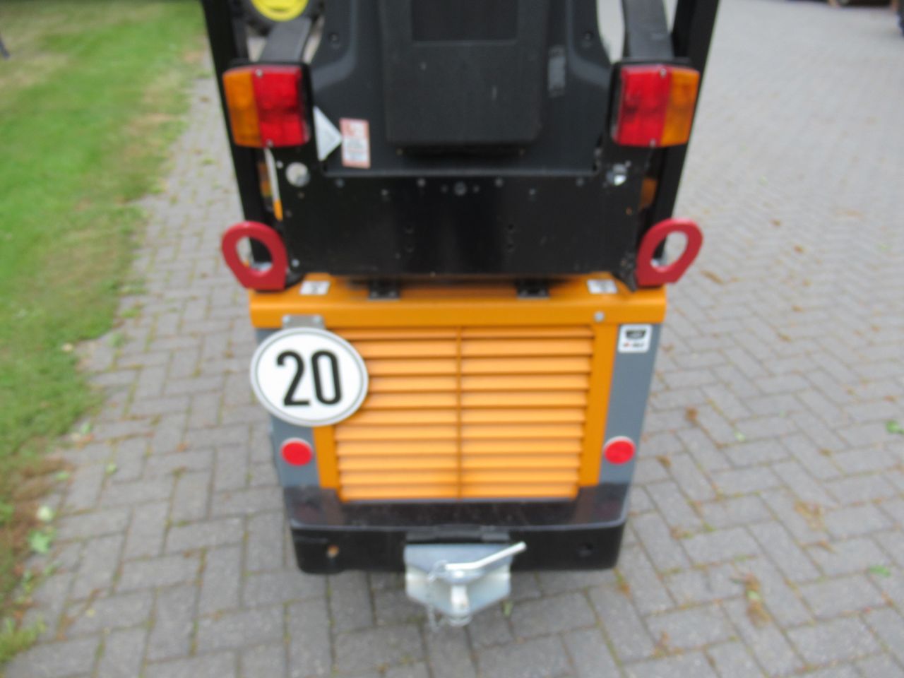 DEMO GIANT 1200 4X4 MINI SHOVEL - LOADER