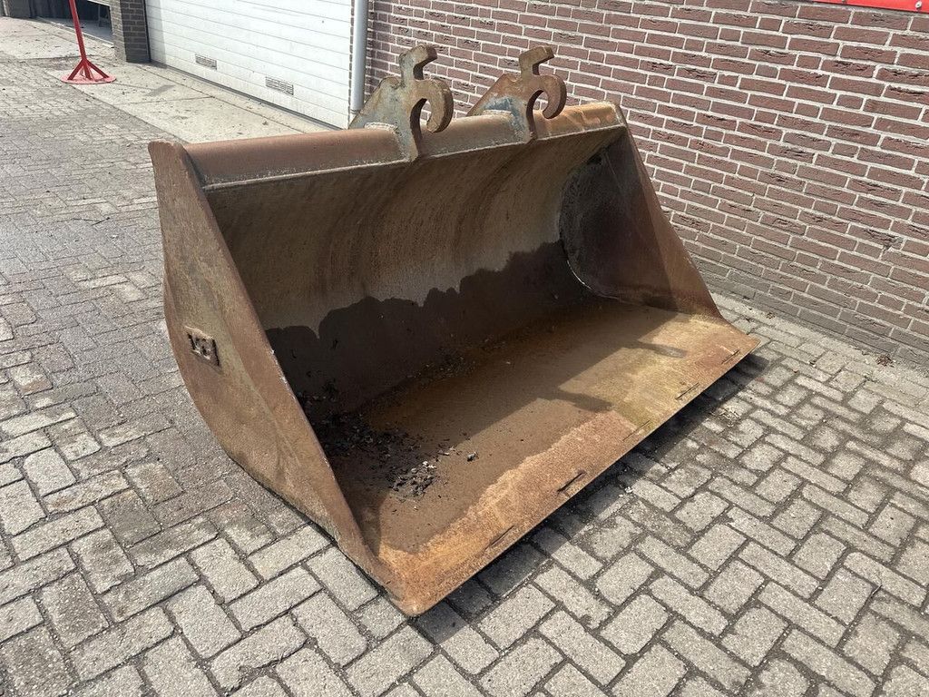 CW 40 grading bucket