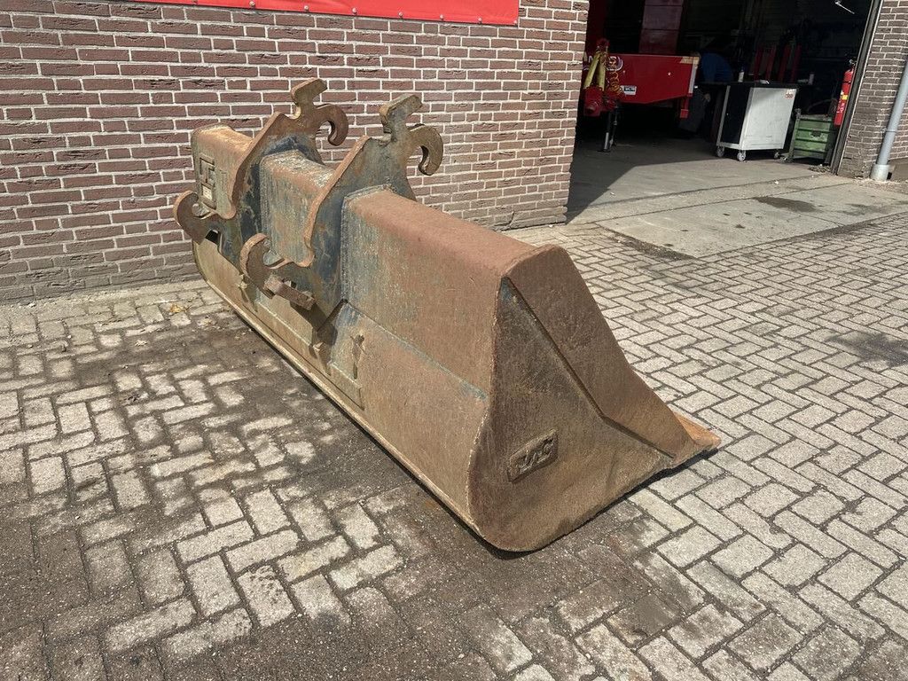 CW 40 grading bucket