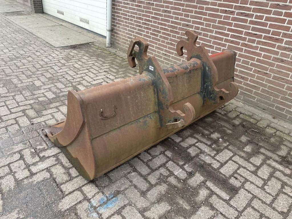 CW 30 grading bucket