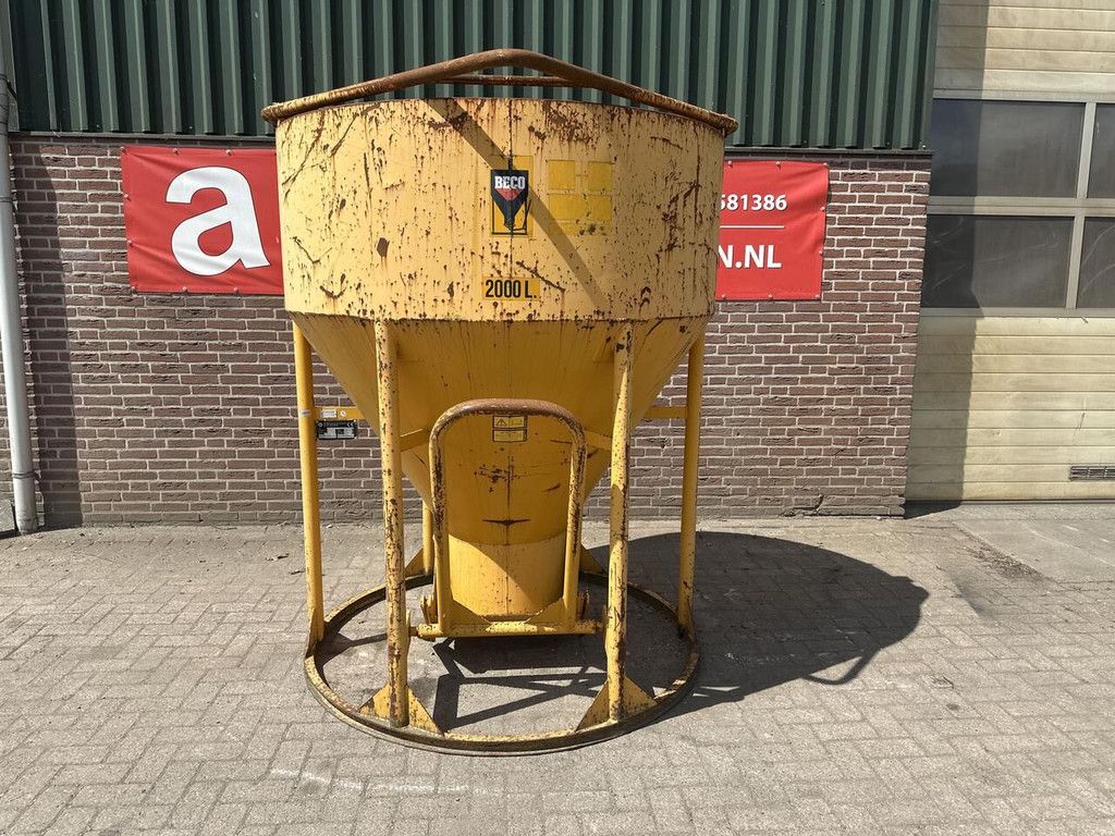 Betonstortkubel staand rond onderlosser - Gebruikt