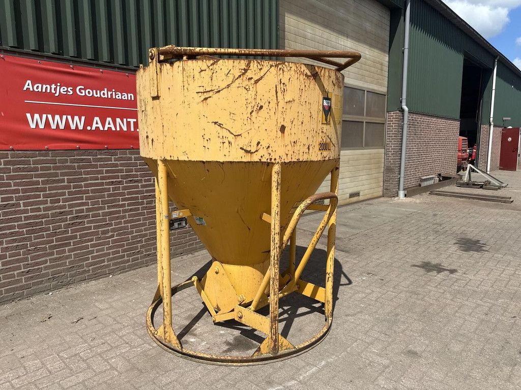 Betonstortkubel staand rond onderlosser - Gebruikt