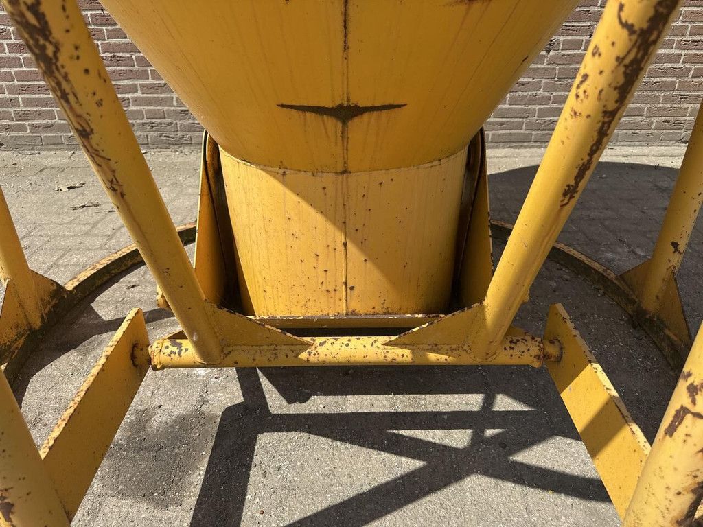 Betonstortkubel staand rond onderlosser - Gebruikt