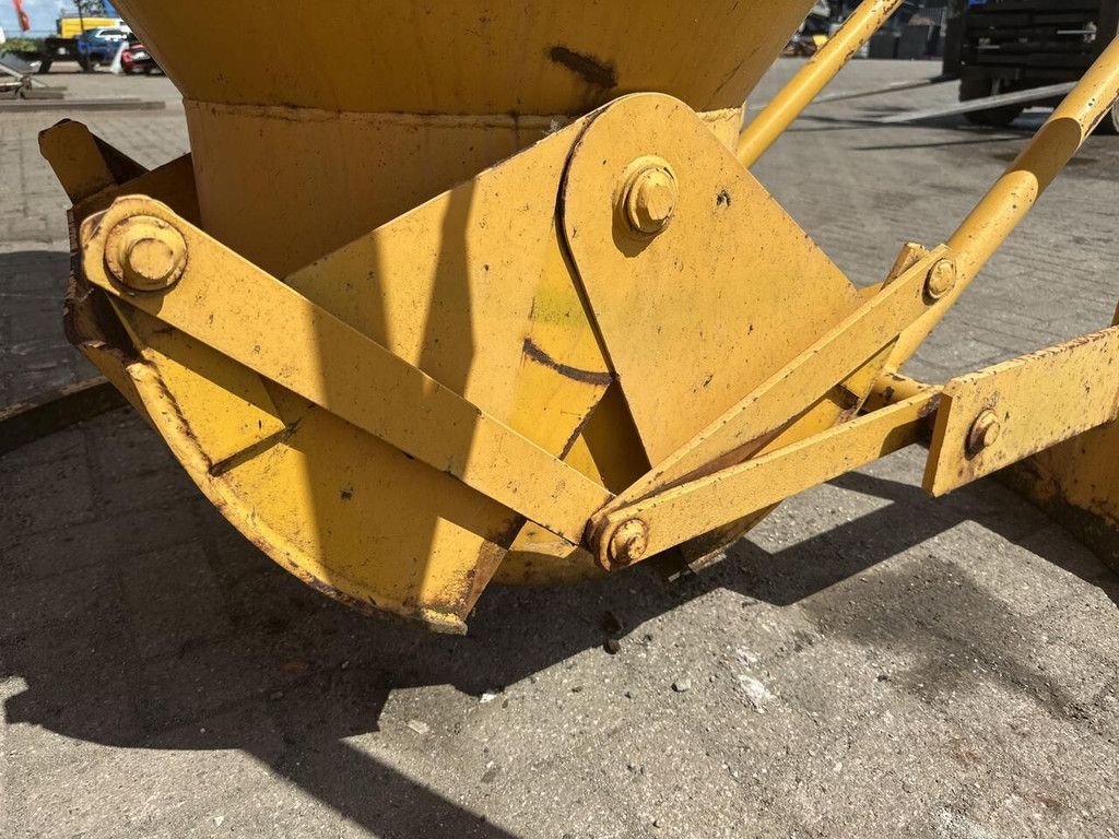 Betonstortkubel staand rond onderlosser - Gebruikt