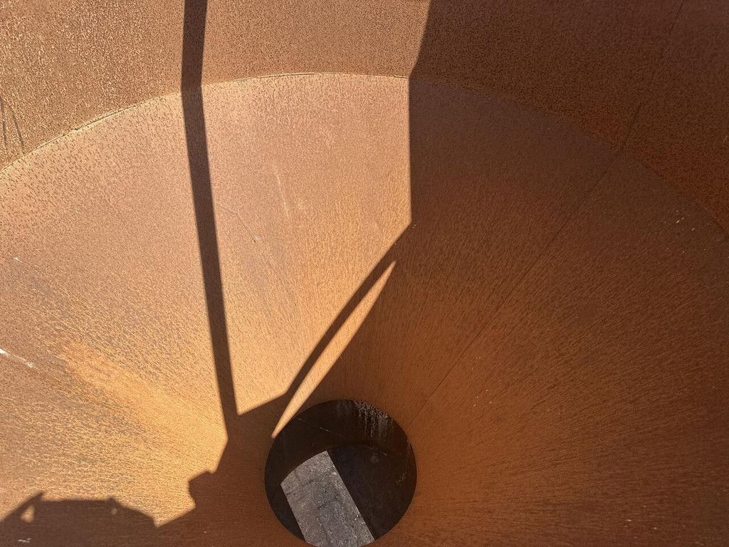 Betonstortkubel staand rond onderlosser - Gebruikt