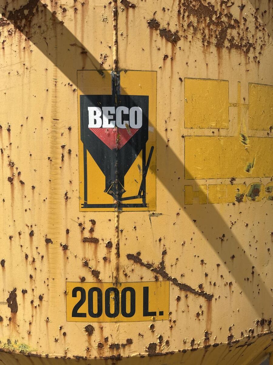 Betonstortkubel staand rond onderlosser - Gebruikt