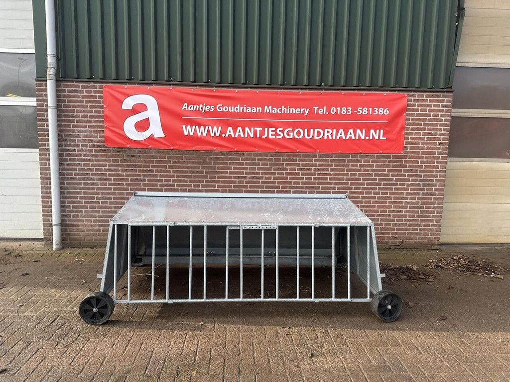 Lammeren voerplaats met overkapping