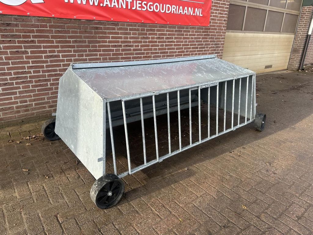 Lammeren voerplaats met overkapping