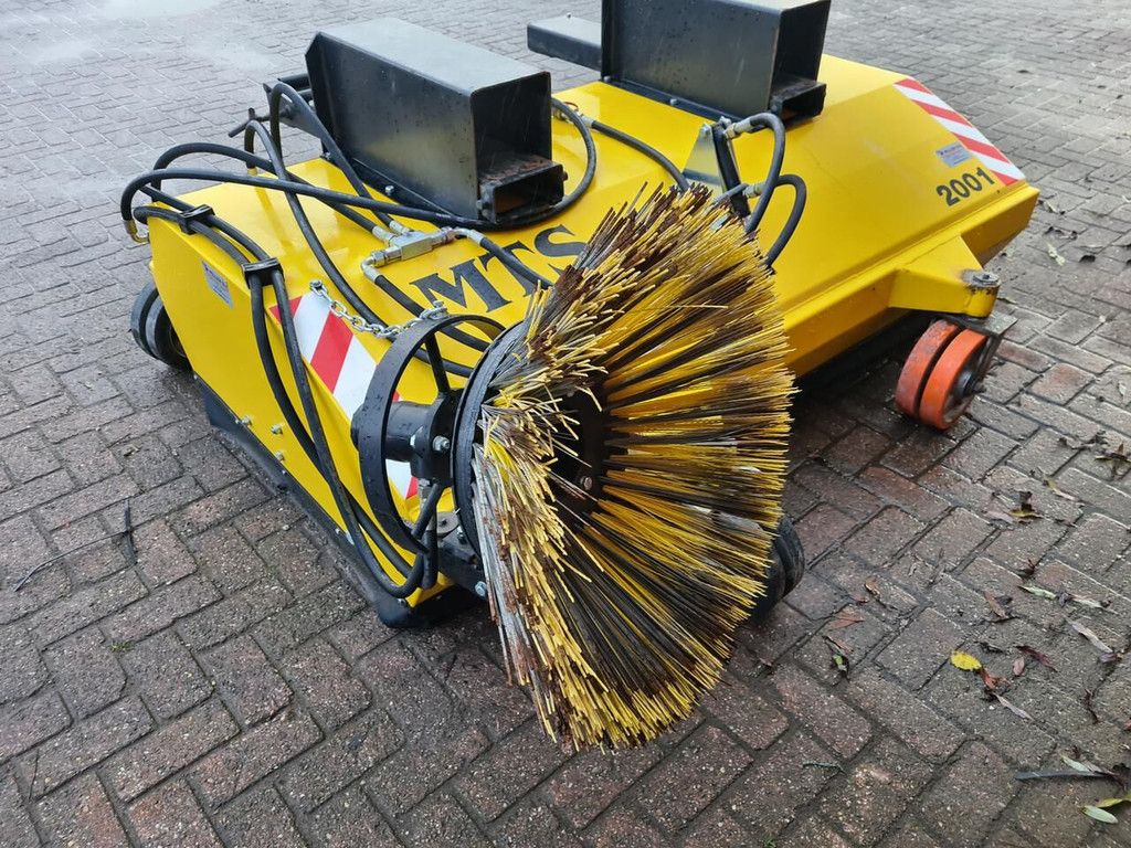 MTS bezem met lepel insteek