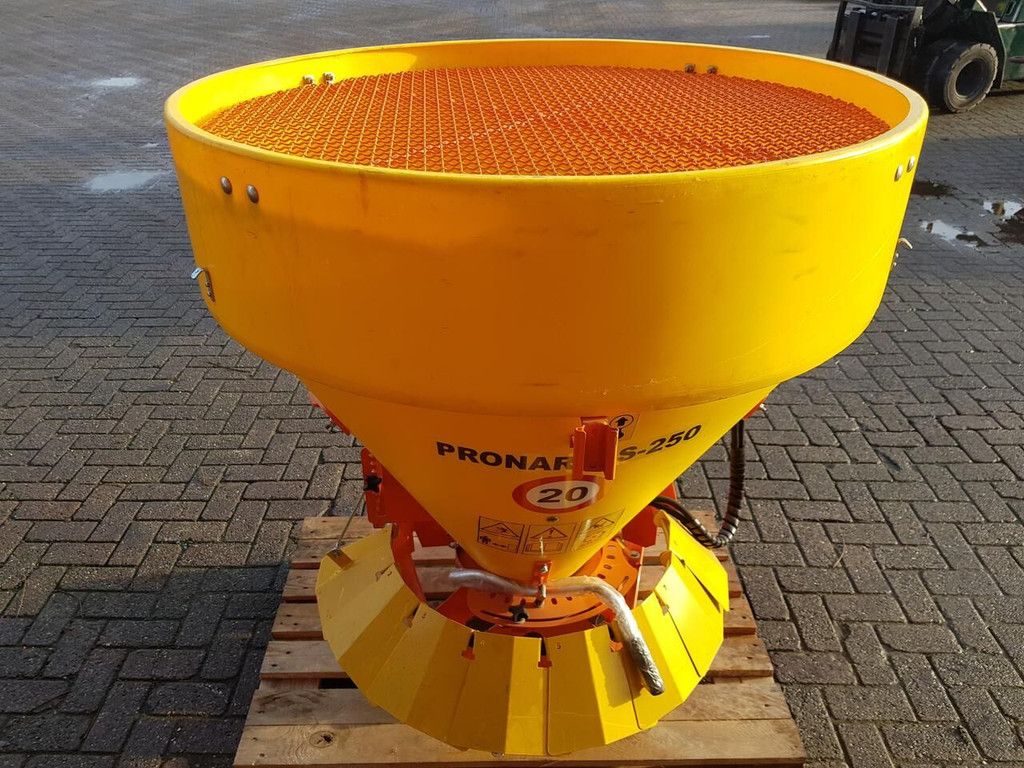 Pronar PS250M mounted sand spreader