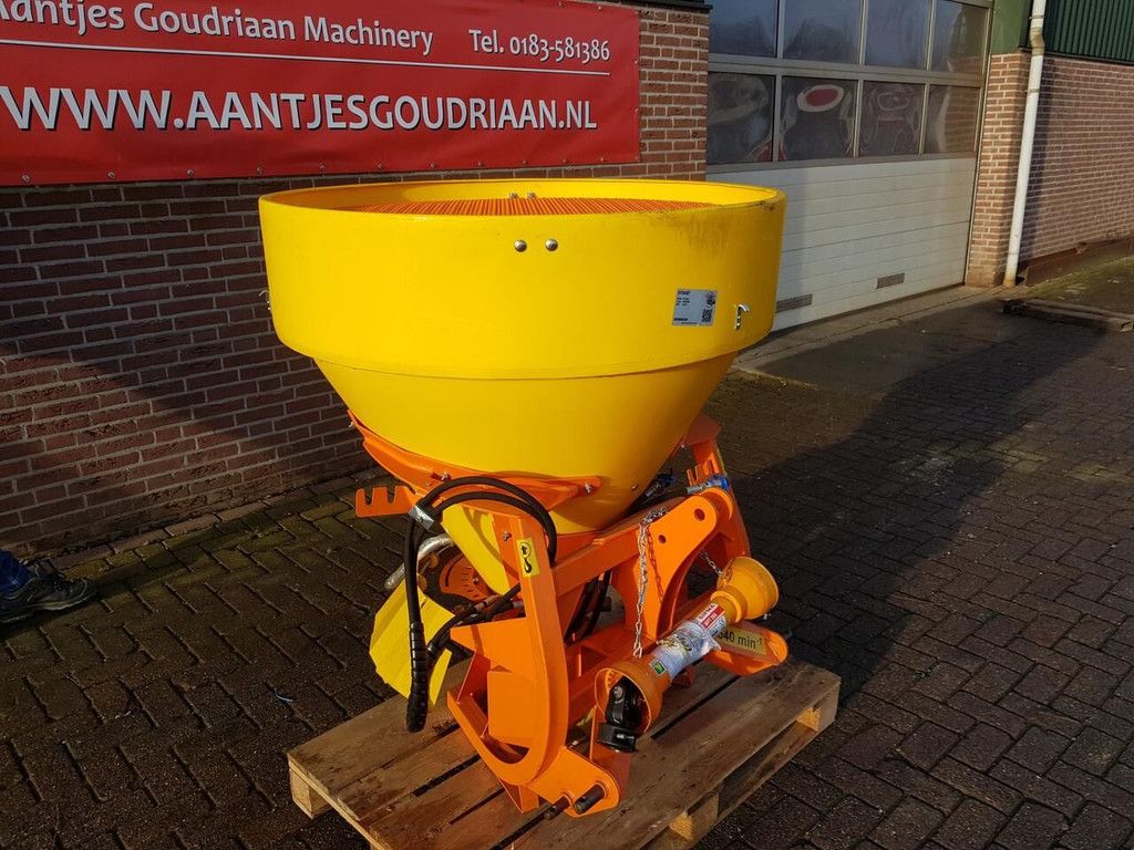 Pronar PS250M mounted sand spreader