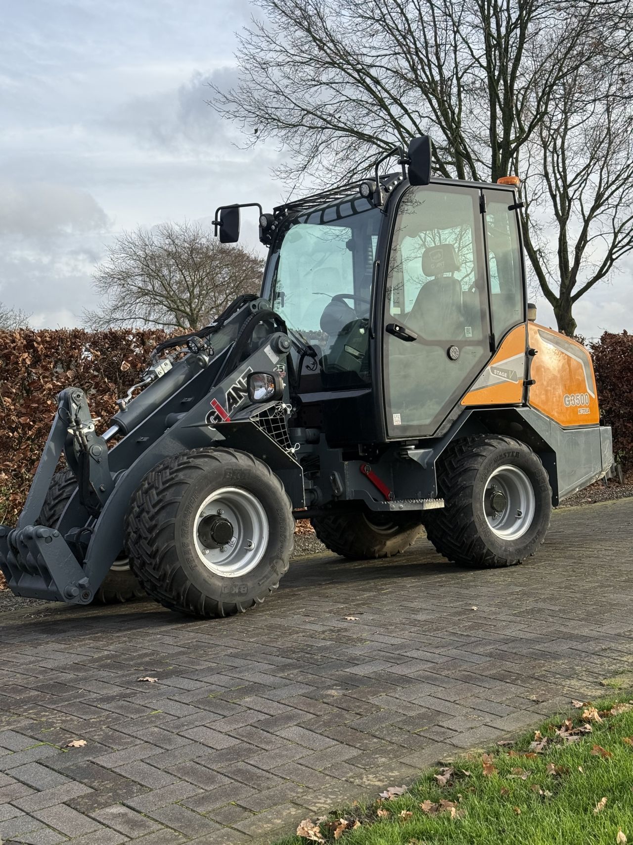 Giant g3500 extra met cabine