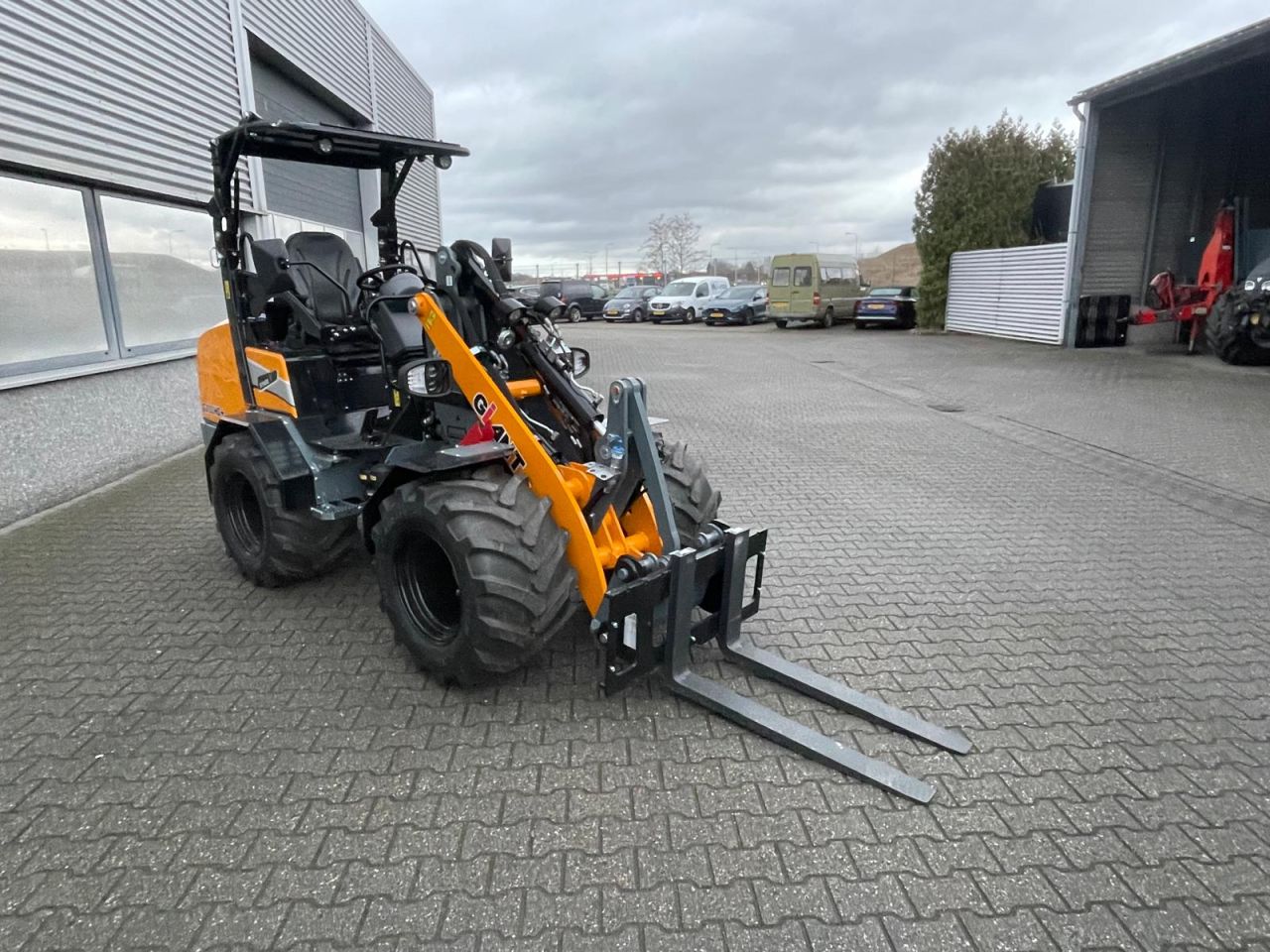 NIEUWE Giant G2700 HD+ shovel met kantelbaar dak