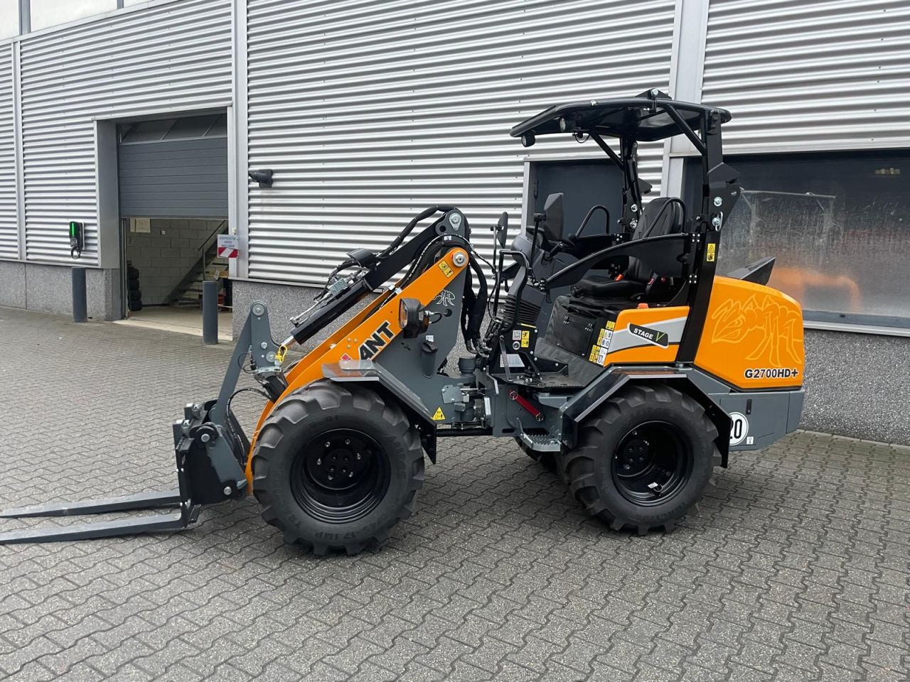 NIEUWE Giant G2700 HD+ shovel met kantelbaar dak