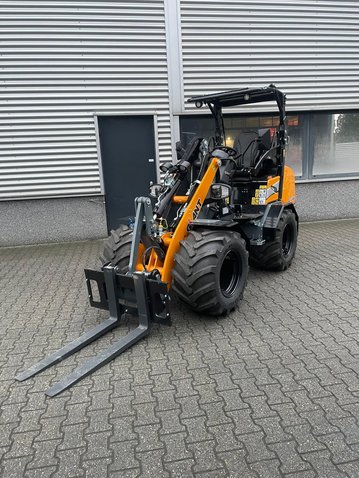 NIEUWE Giant G2700 HD+ shovel met kantelbaar dak