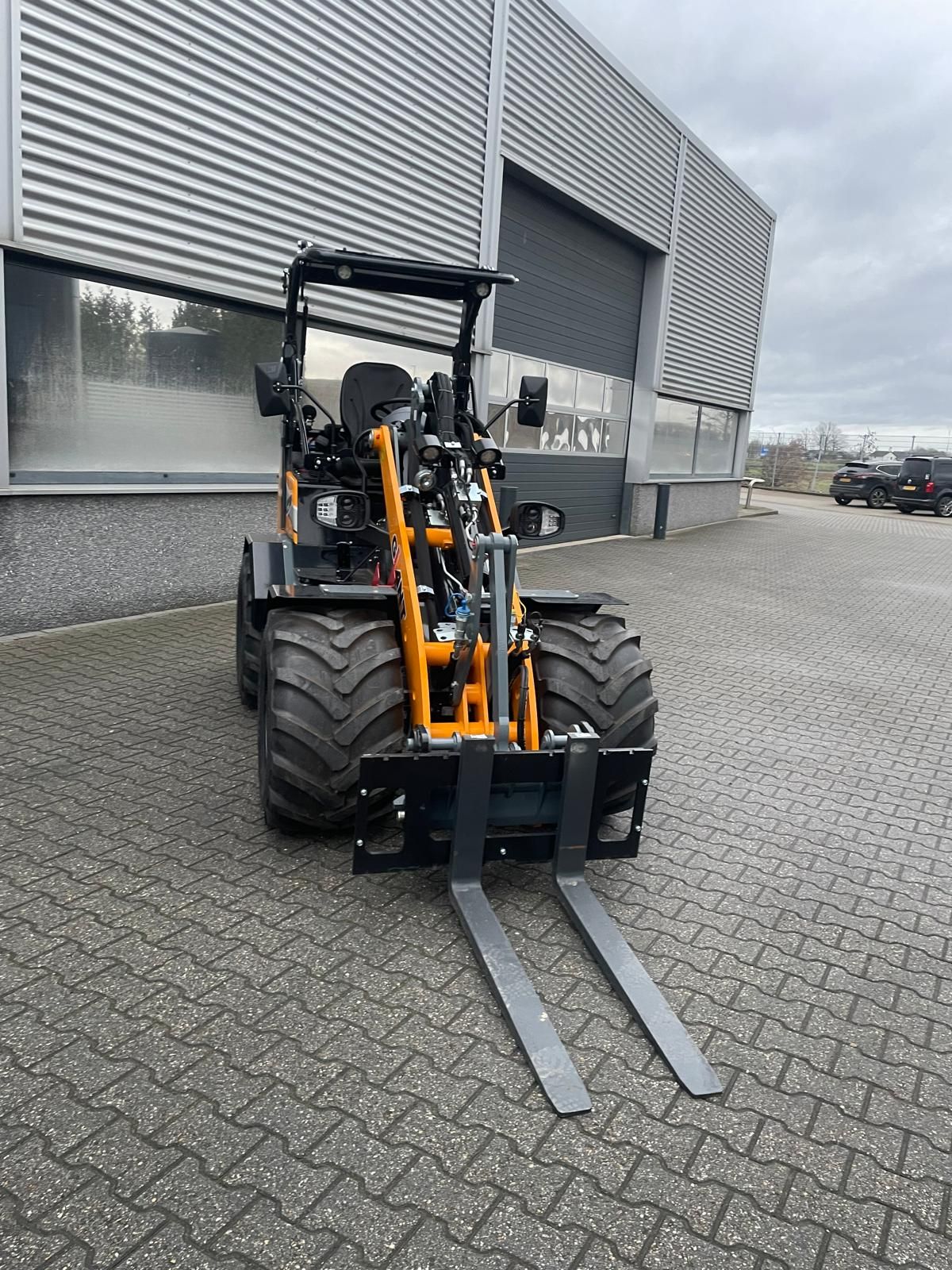 NIEUWE Giant G2700 HD+ shovel met kantelbaar dak