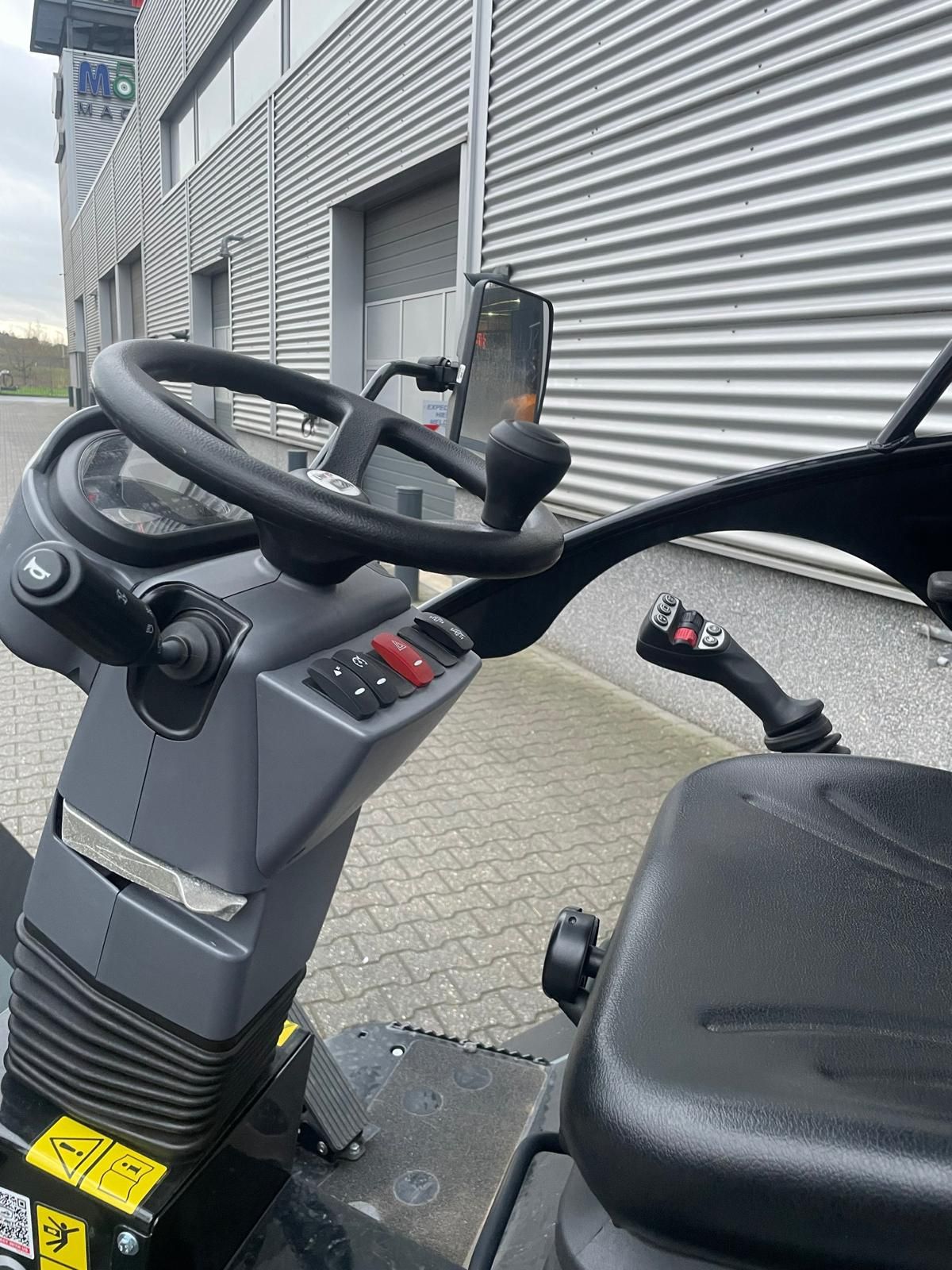 NIEUWE Giant G2700 HD+ shovel met kantelbaar dak
