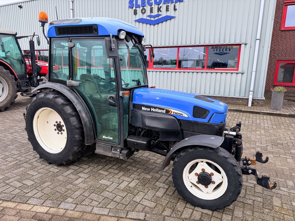New Holland TN95NA Smalspoortrekker