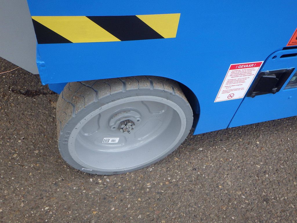 Scissor lift GS-4047 13.70m Electric 2014