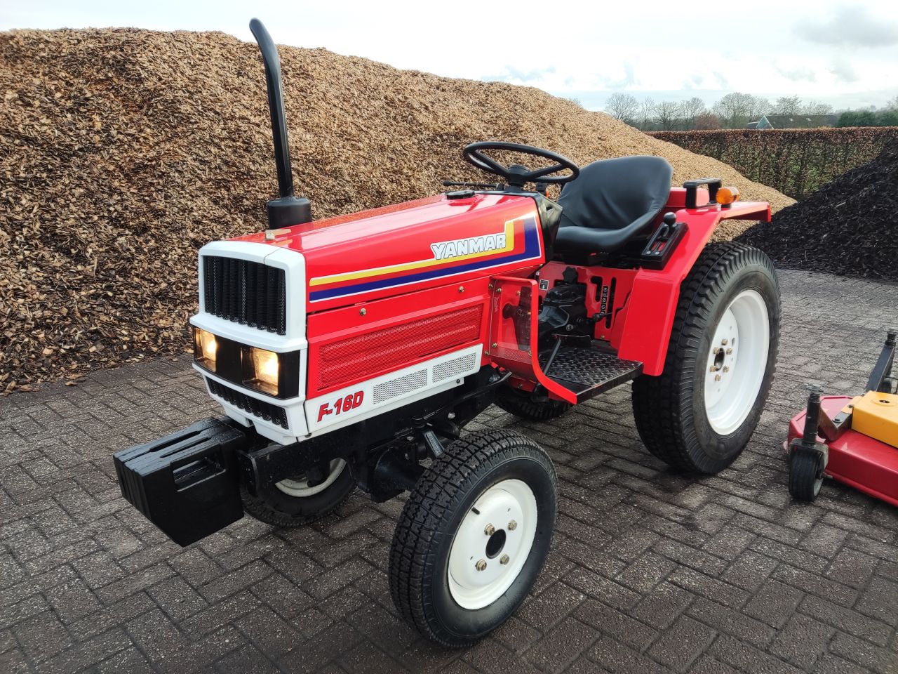 YANMAR minitractor (type F16D) met toebehoren (maaidek, etc)
