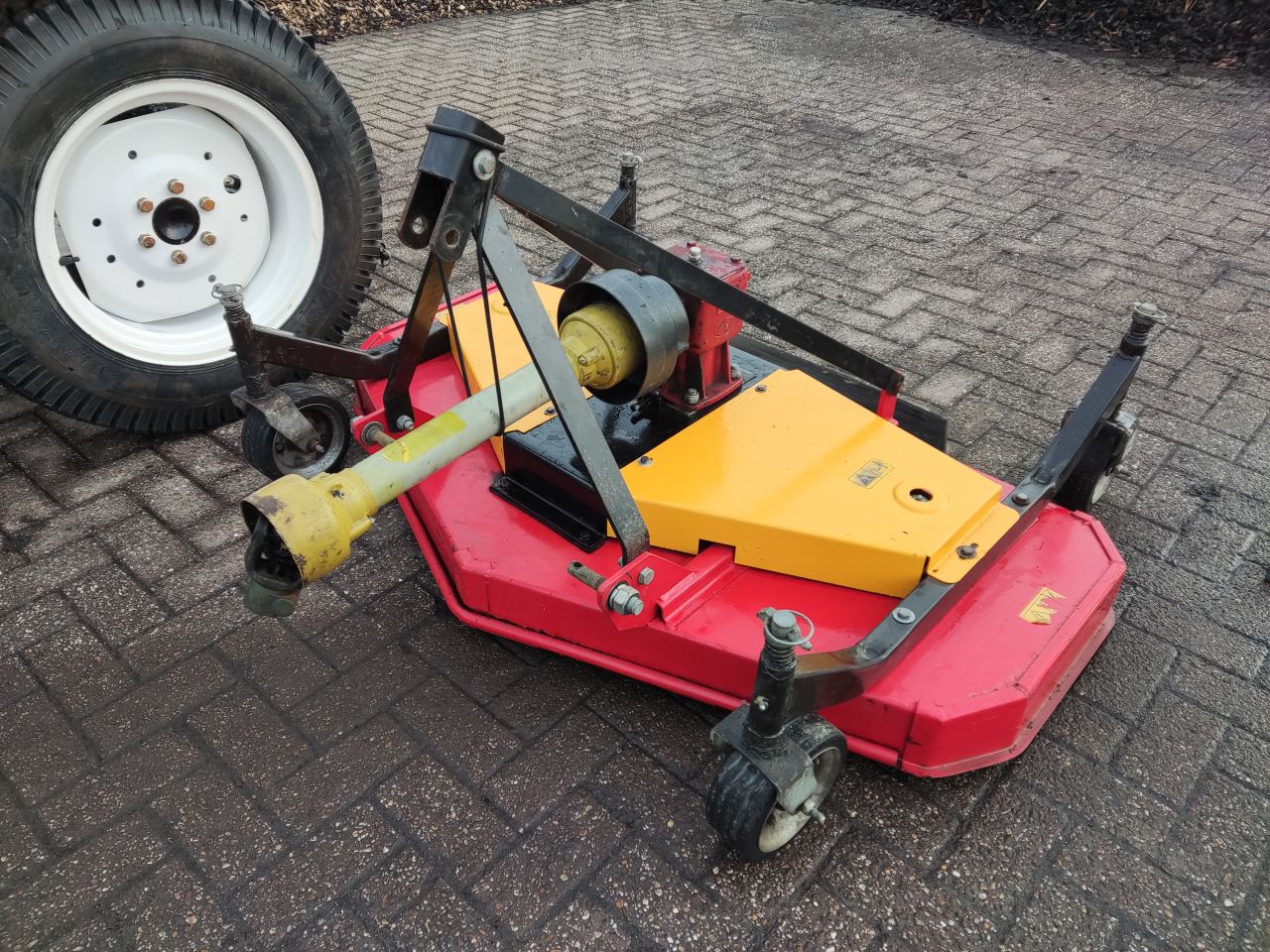 YANMAR minitractor (type F16D) met toebehoren (maaidek, etc)