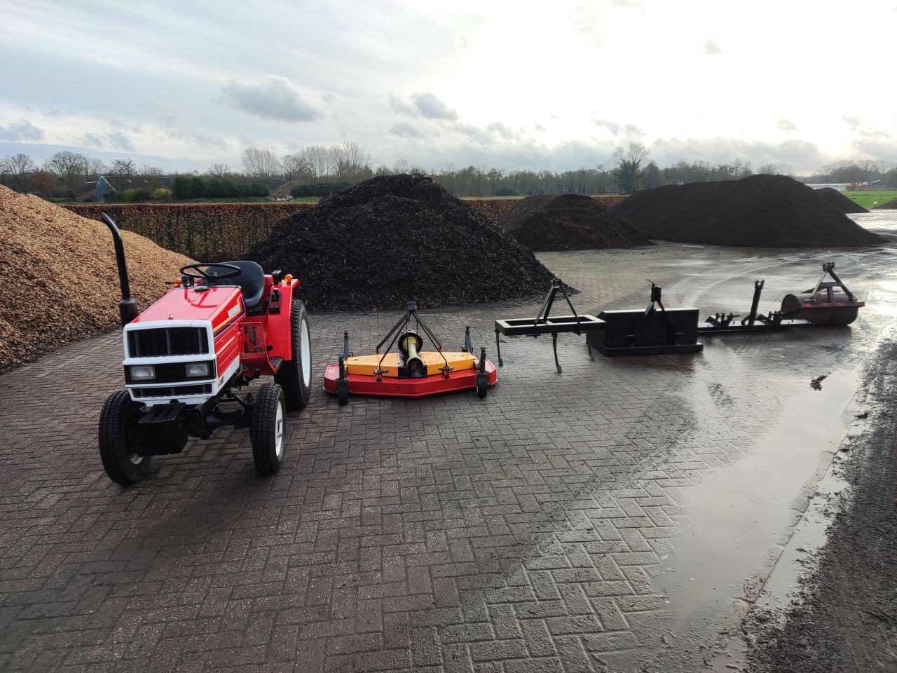 YANMAR minitractor (type F16D) met toebehoren (maaidek, etc)