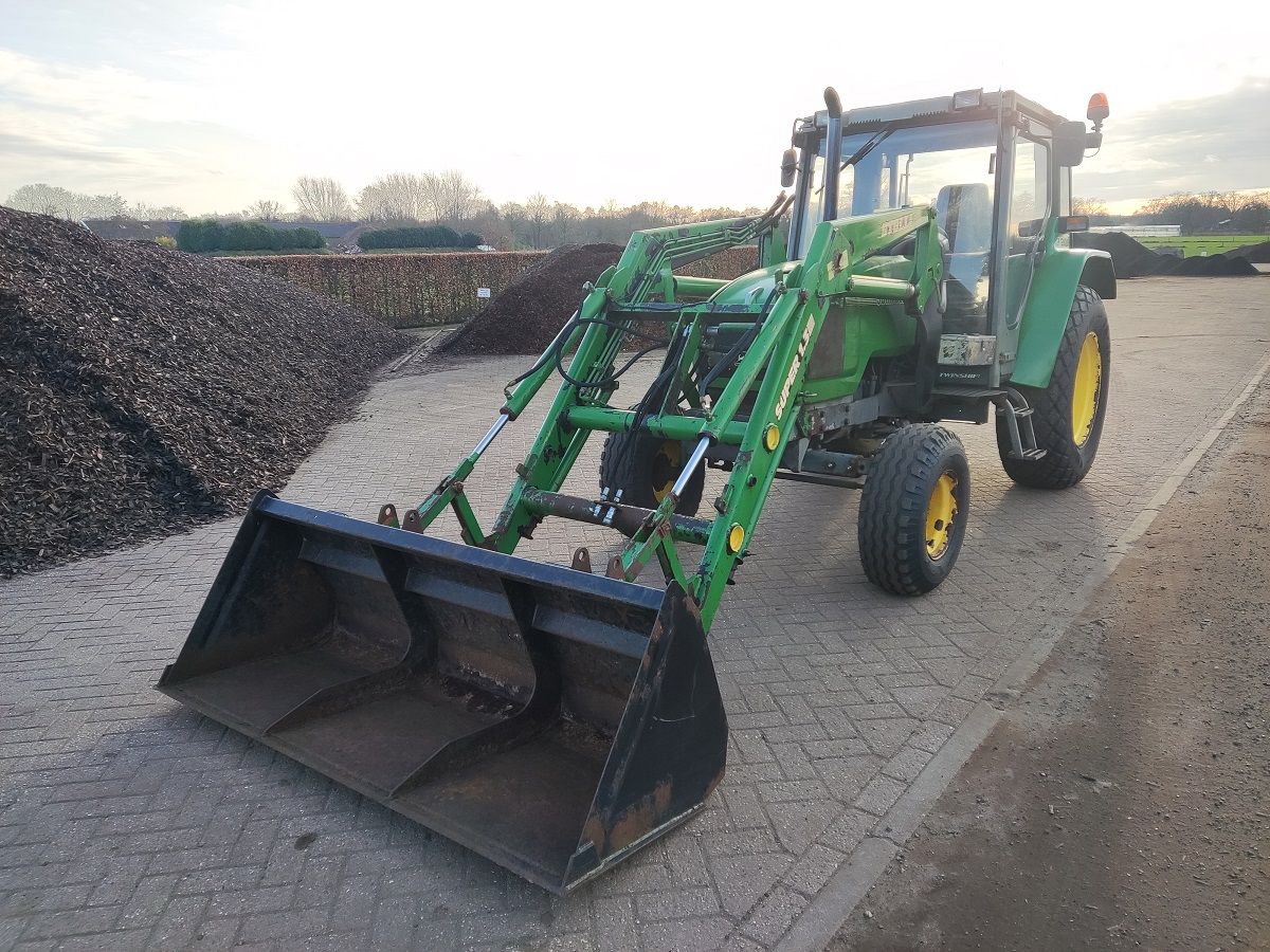 JOHN DEERE tractor (type 3200X, 65 pk, STOLL voorlader, etc.)