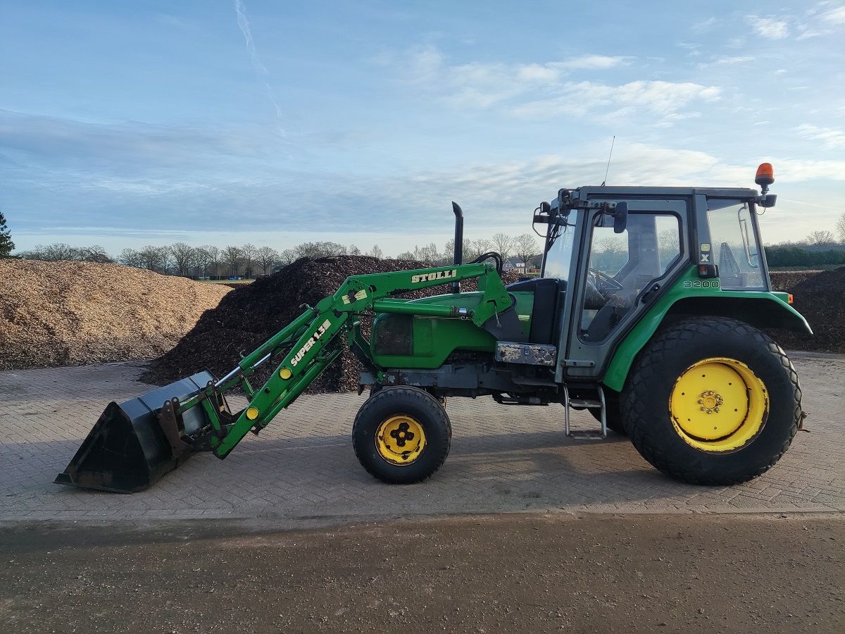 JOHN DEERE tractor (type 3200X, 65 pk, STOLL voorlader, etc.)