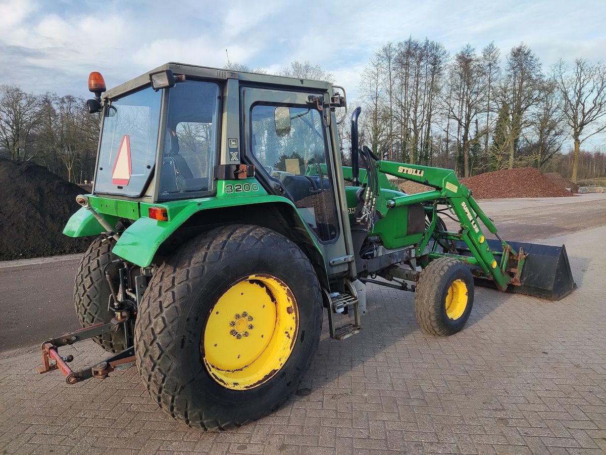 JOHN DEERE tractor (type 3200X, 65 pk, STOLL voorlader, etc.)