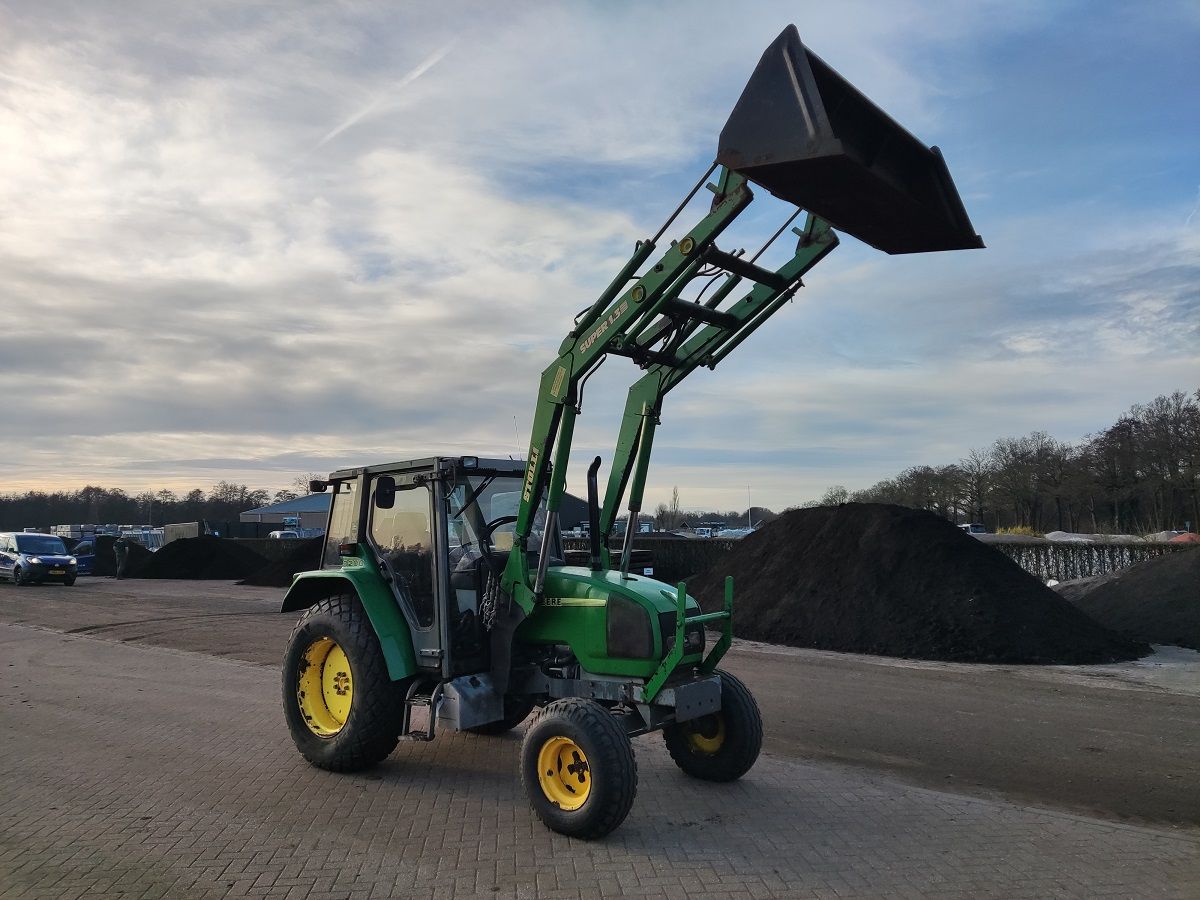 JOHN DEERE tractor (type 3200X, 65 pk, STOLL voorlader, etc.)