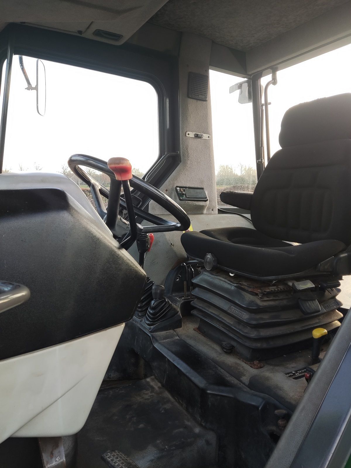 JOHN DEERE tractor (type 3200X, 65 pk, STOLL voorlader, etc.)