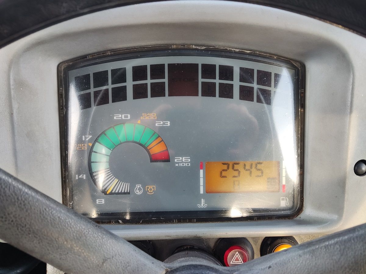 JOHN DEERE tractor (type 3200X, 65 pk, STOLL voorlader, etc.)