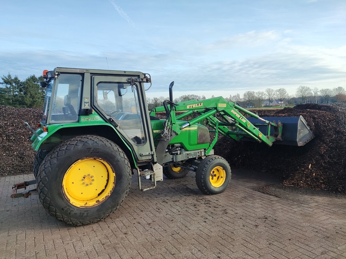 JOHN DEERE tractor (type 3200X, 65 pk, STOLL voorlader, etc.)