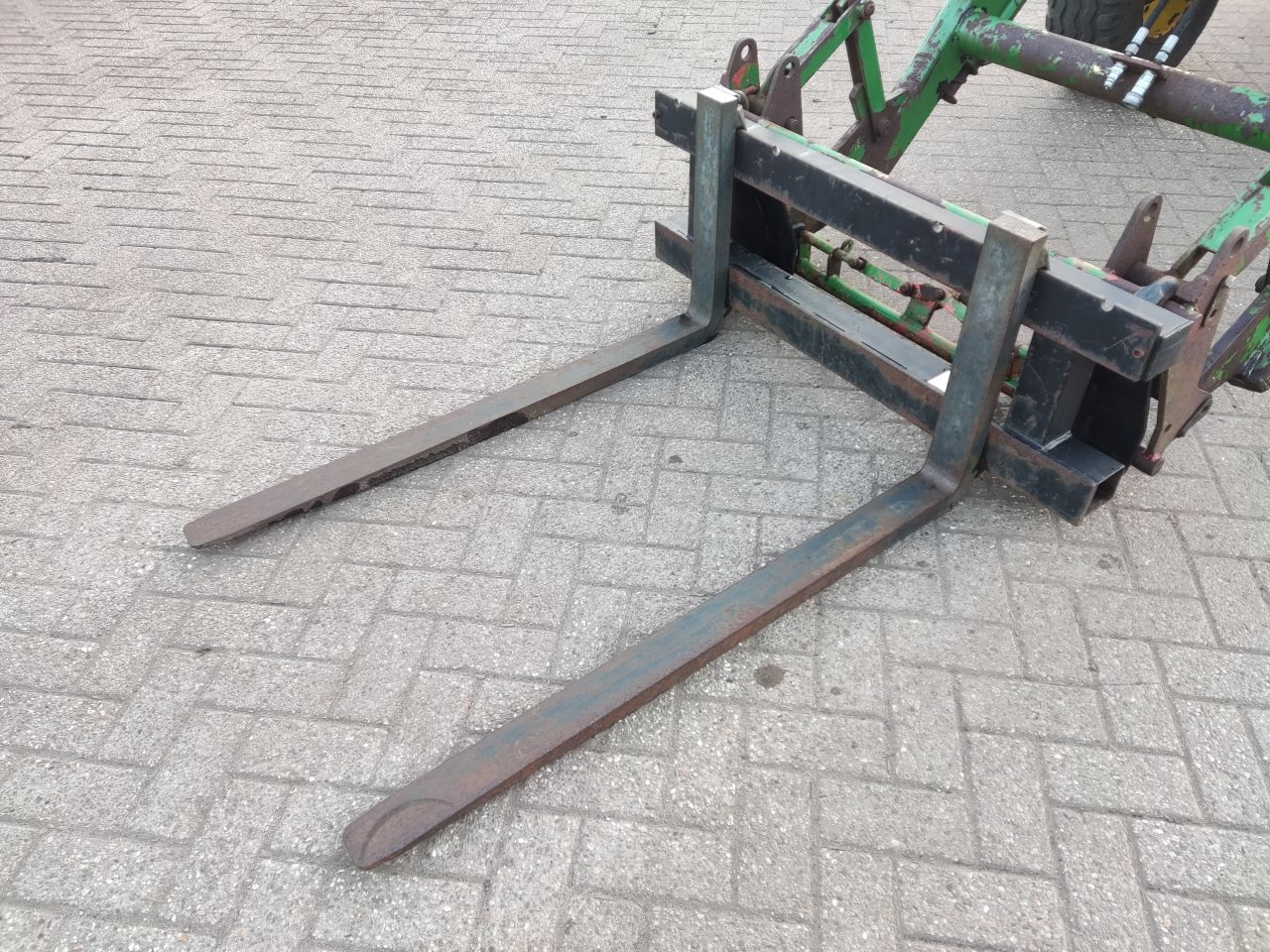 JOHN DEERE tractor (type 3200X, 65 pk, STOLL voorlader, etc.)