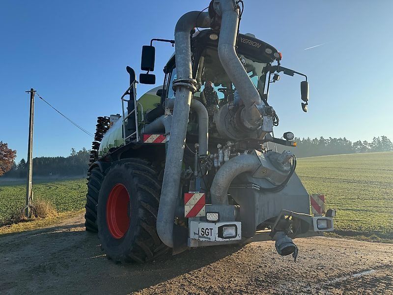 Claas Xerion 3800 Saddle Trac mit SGT Gülleaufbau