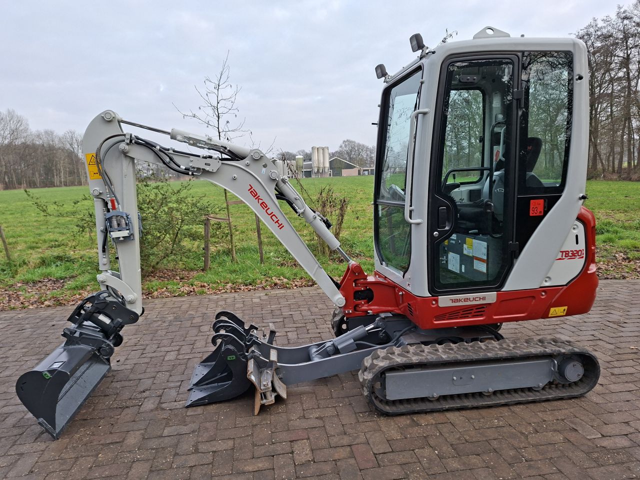Takeuchi TB320 | bj2024 | 142 uur | Complete machine