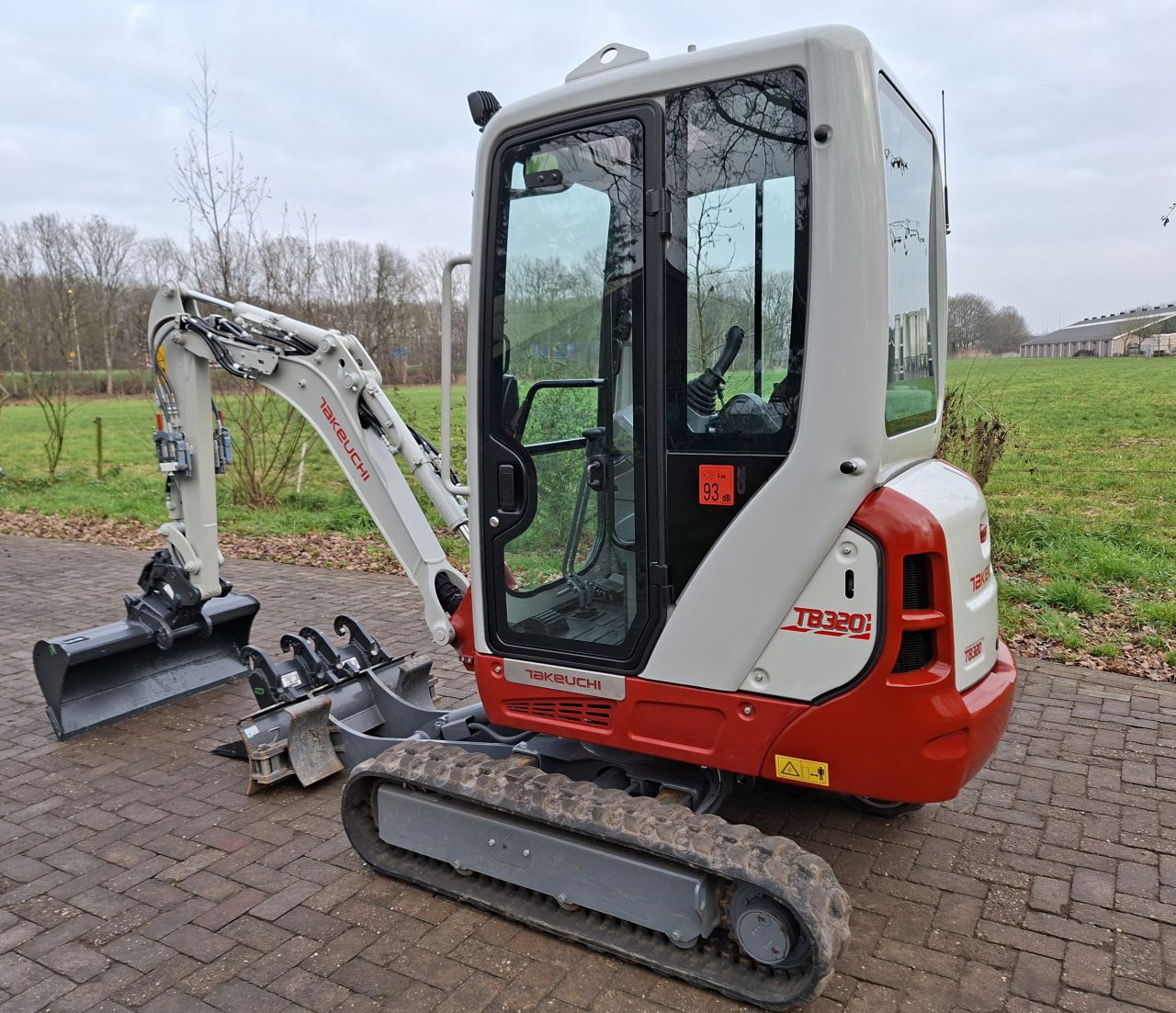 Takeuchi TB320 | bj2024 | 142 uur | Complete machine