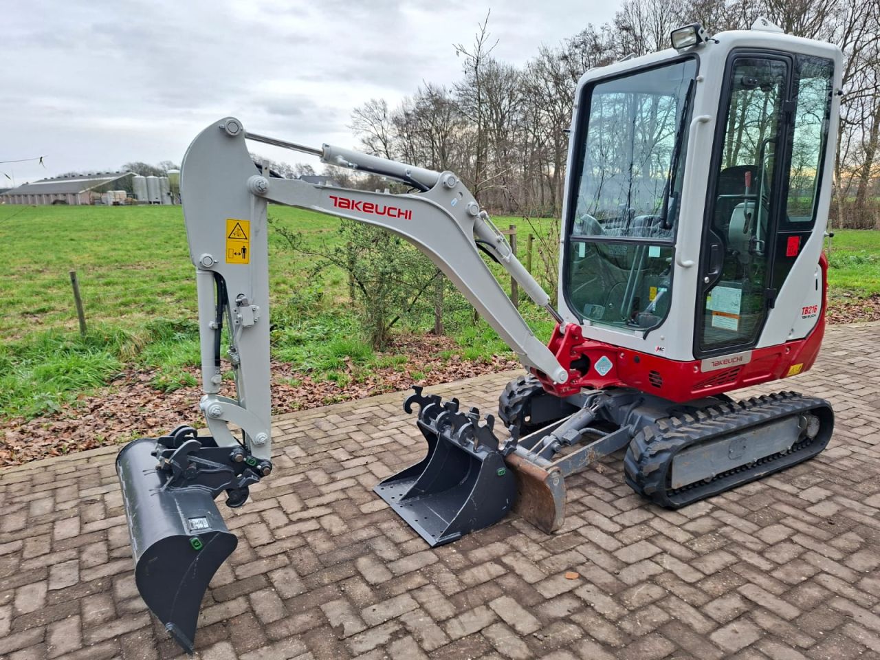 Takeuchi TB216 | bj2022 | 784 uur | 3 bakken nieuwe tracks