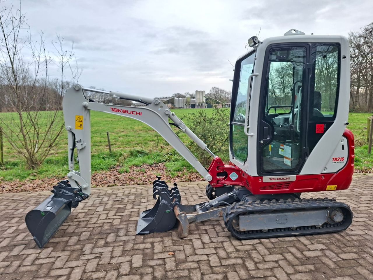 Takeuchi TB216 | bj2022 | 784 uur | 3 bakken nieuwe tracks