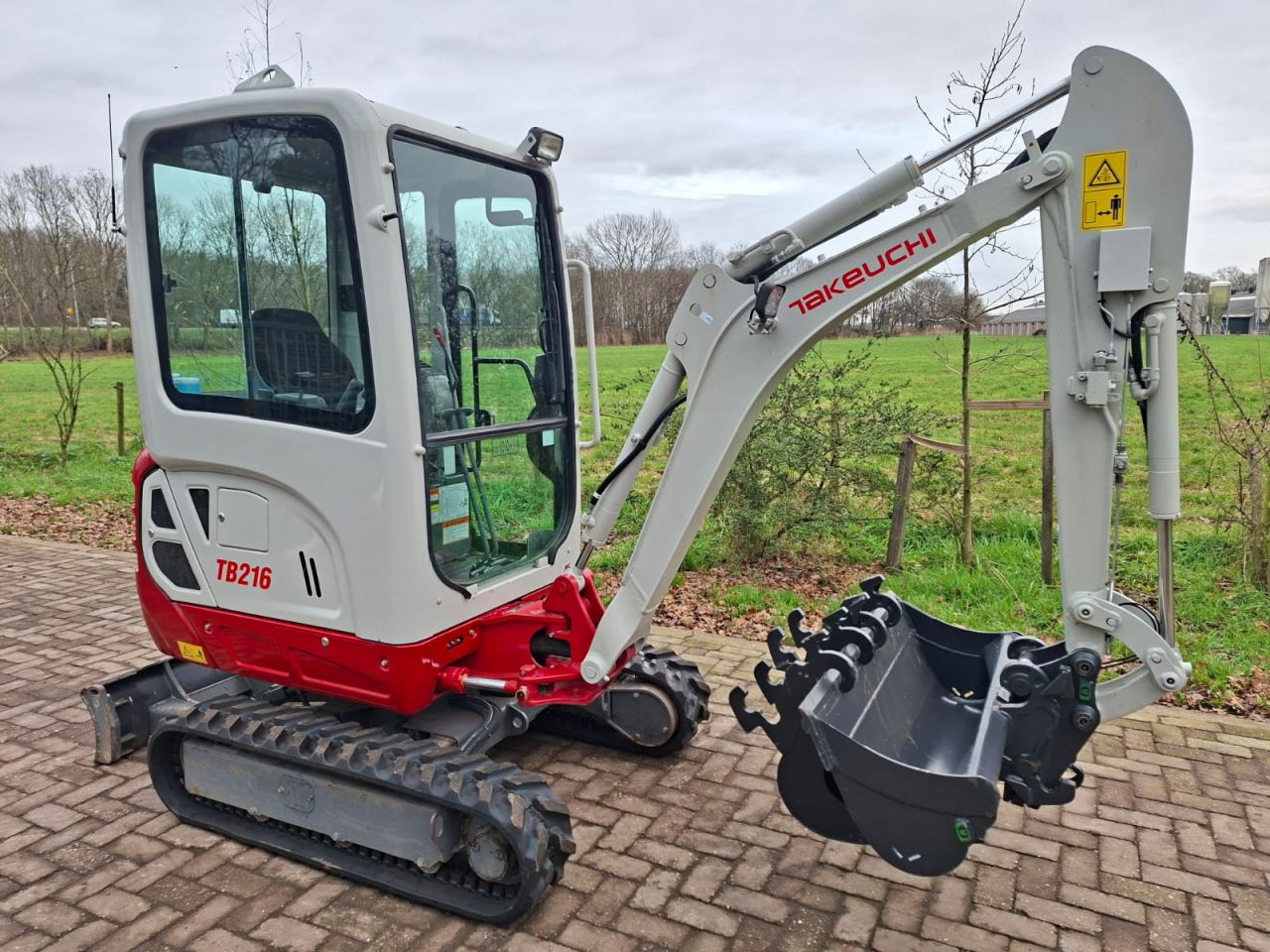 Takeuchi TB216 | bj2022 | 784 uur | 3 bakken nieuwe tracks