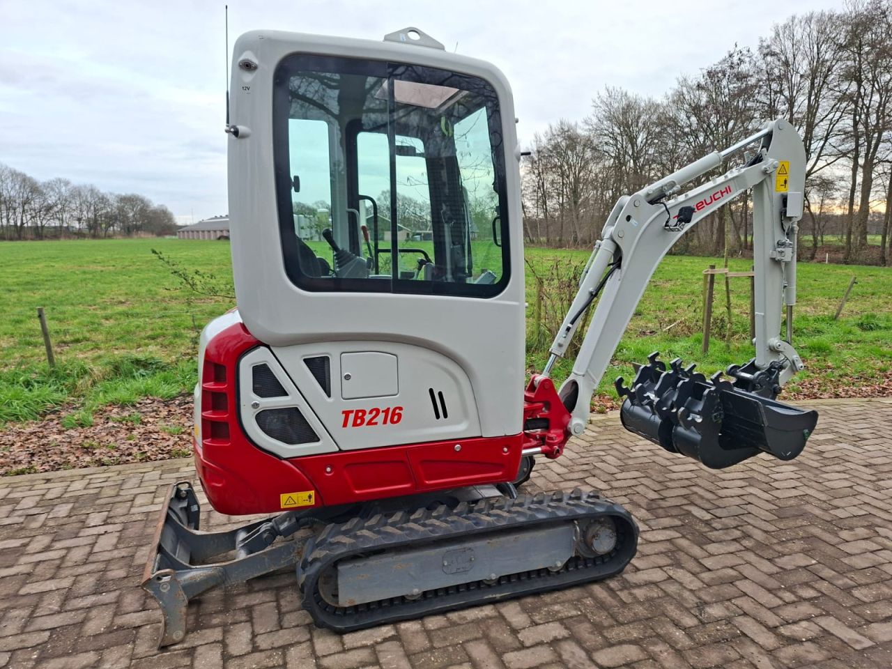 Takeuchi TB216 | bj2022 | 784 uur | 3 bakken nieuwe tracks