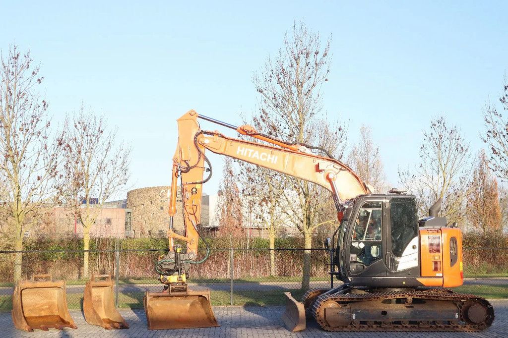 Hitachi ZX135 US-6 | ROTOTILT | DOZERBLADE | 2D GPS | 3X BUCKET