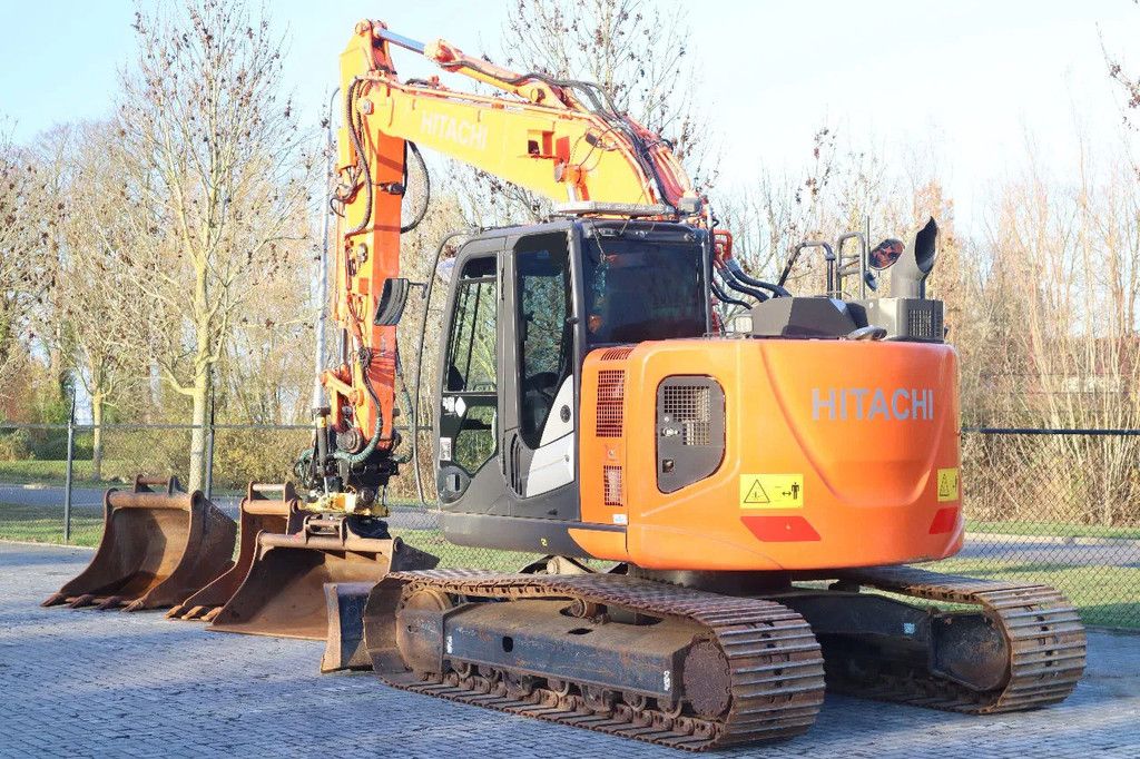 Hitachi ZX135 US-6 | ROTOTILT | DOZERBLADE | 2D GPS | 3X BUCKET