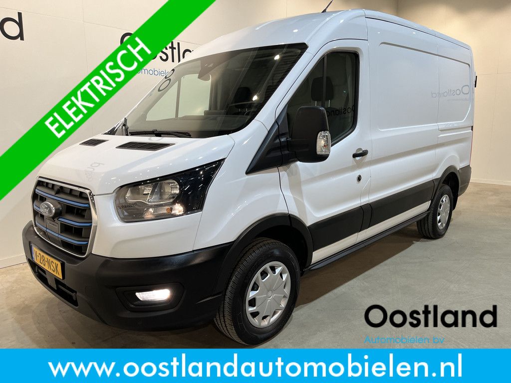 Ford E-Transit 350 L2H2 Trend 68 kWh 184 PK / 100% Elektrisch !! / Airco / Cruise Control / CarPlay / Camera / Navigatie / 3-Zits / 10.350 KM !!