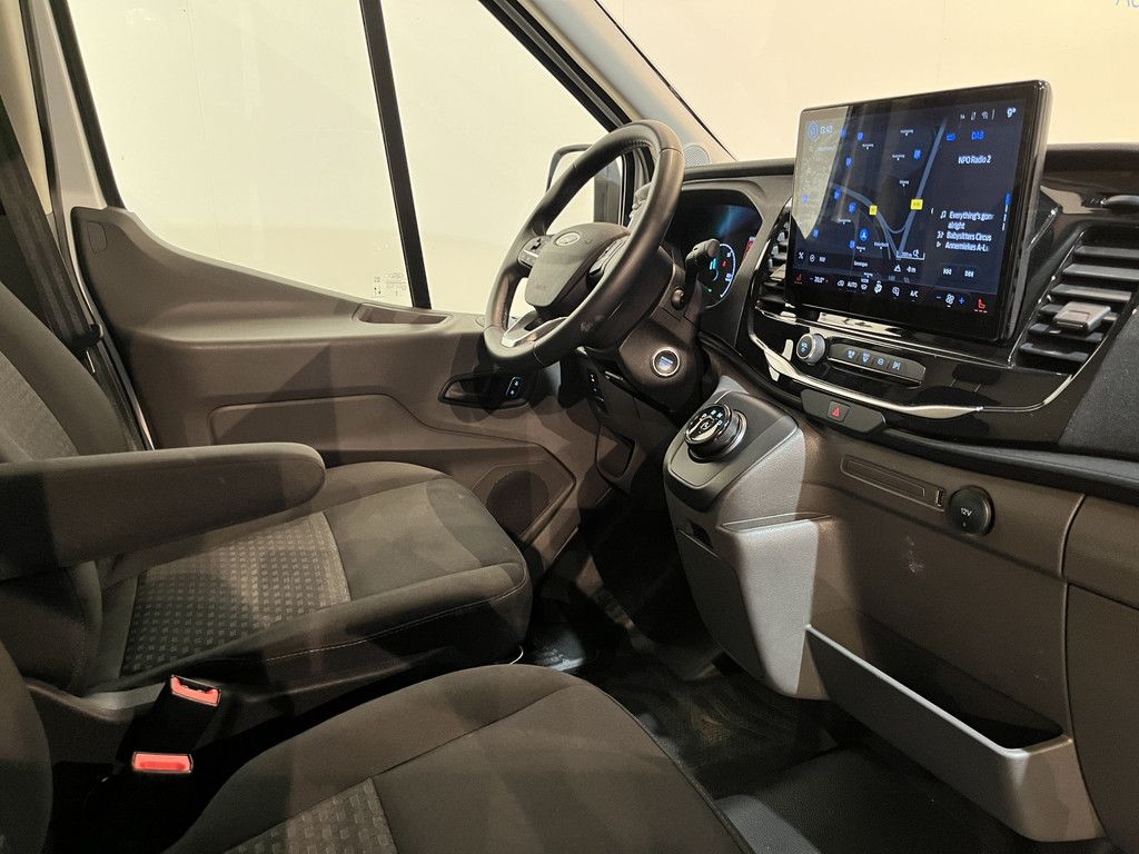 Ford E-Transit 350 L2H2 Trend 68 kWh 184 PK / 100% Elektrisch !! / Airco / Cruise Control / CarPlay / Camera / Navigatie / 3-Zits / 10.350 KM !!