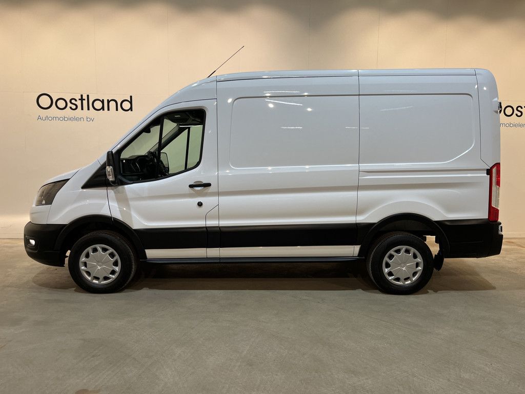 Ford E-Transit 350 L2H2 Trend 68 kWh 184 PK / 100% Elektrisch !! / Airco / Cruise Control / CarPlay / Camera / Navigatie / 3-Zits / 10.350 KM !!