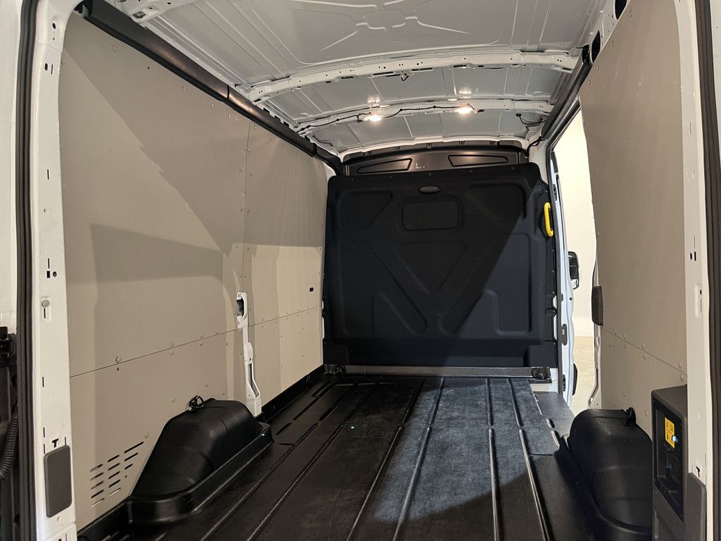 Ford E-Transit 350 L2H2 Trend 68 kWh 184 PK / 100% Elektrisch !! / Airco / Cruise Control / CarPlay / Camera / Navigatie / 3-Zits / 10.350 KM !!