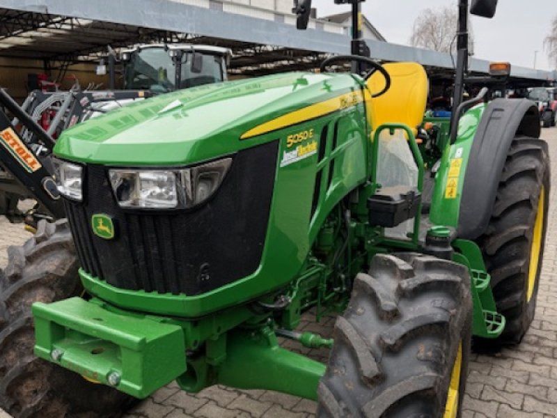 John Deere 5055 E