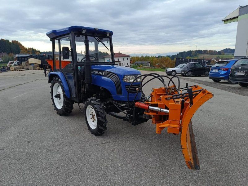 Lovol Foton 254 N Winterdiensttraktor mit Vollkabine,