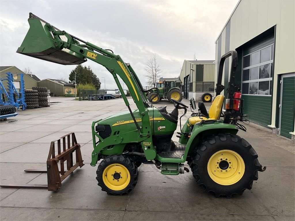 John Deere 3720 3 Speed e-Hydro & frontloader